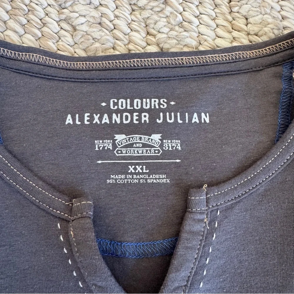 Alexander Julian V-Neck T-Shirt 👕 - Picture 3 of 5